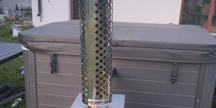 Palenisko pieca na drewno z rozpalonym ogniem